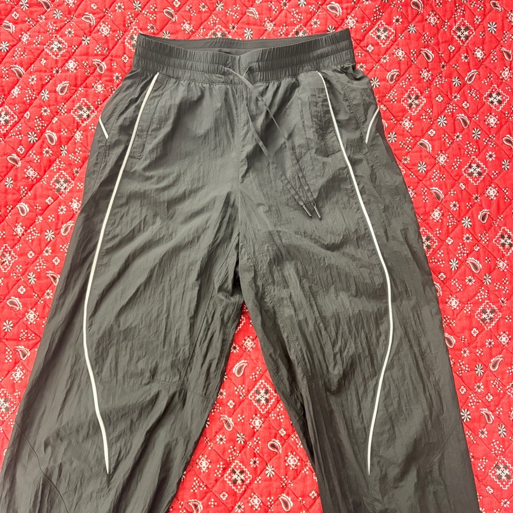 lululemon Black Lightweight License to Train Track Pants Reflective Trim Size 6
